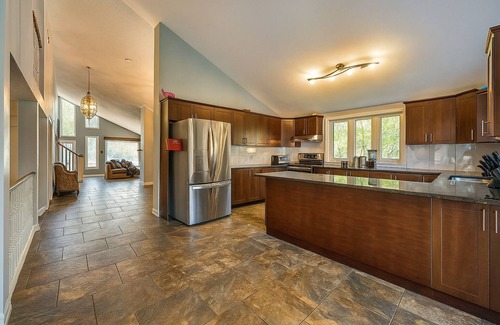 Keswick Cottage | Luxury Lakehouse · 6BR · Private Sandy Beach · Hot Tub · Sunset View Lake Simcoe