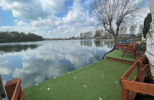 Tattershall House | Luxury lakeside Caravan on the award winning Tattershall Lakes with Hot Tub, private Fishing Peg