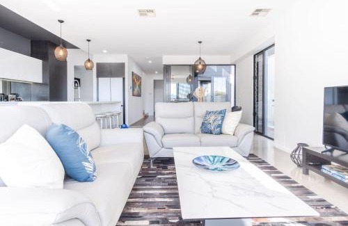 Birtinya House | Luxury Lakeside Living at Birtinya