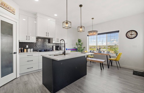 Kincora House | Luxury Lakeview Home w/King Beds & Jacuzzi @ 18-min to Airport, 80-min to Banff