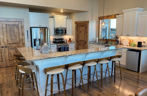 Fish Haven Cabin | Luxury lakeview house with hot tub, pools, pickleball, b-ball and private beach!