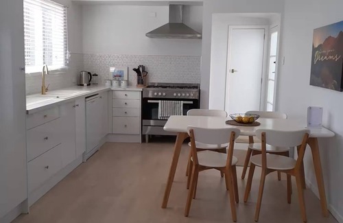 Whanganui Villa | Luxury Living Central College Estate Springvale