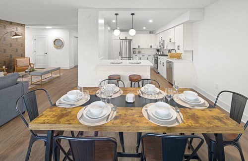 Pentagon City Apartment | Luxury Living mins to DC, Close to Metro, Amazon & Free Parking
