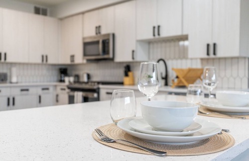 Pentagon City Apartment | Luxury Living mins to DC, Close to Metro, Amazon & Free Parking