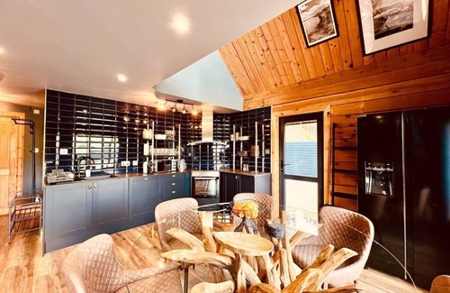 Foyers Cabin | Luxury Loch Ness lodge with hot tub & sauna