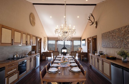 Capertee House | Luxury Lodge near Blue Mountains, Stunning, Spacious, mountain and river access