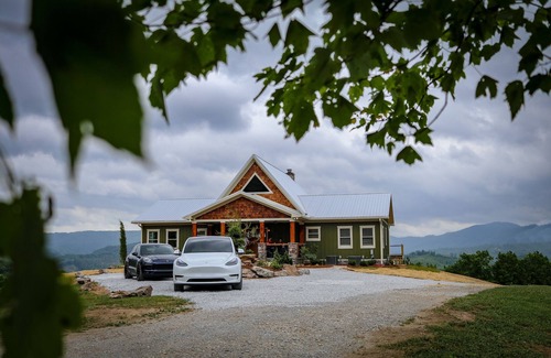 Winona House | Luxury Lodge with Ride-In-Ride-Out Location - WiFi - Sweeping Mountain Views