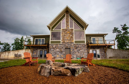 Winona House | Luxury Lodge with Ride-In-Ride-Out Location - WiFi - Sweeping Mountain Views
