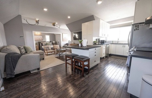 Clairmont Apartment | Luxury Loft- WIFI | Smart TV | Kitchen Essentials