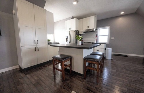 Clairmont Apartment | Luxury Loft- WIFI | Smart TV | Kitchen Essentials
