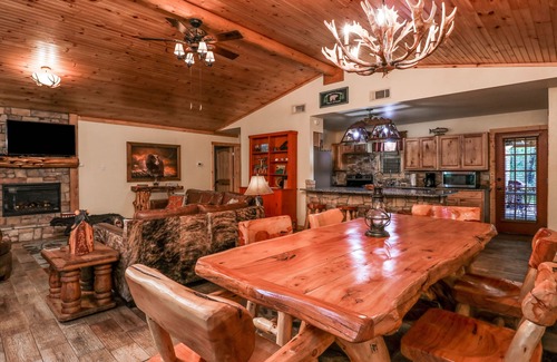 Holly Lake Ranch Cabin | Luxury Log Cabin in the Premier Resort-Holly Lake Ranch