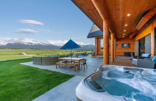 Tetonia House | Luxury Log Cabin Epic Views Hot Tub
