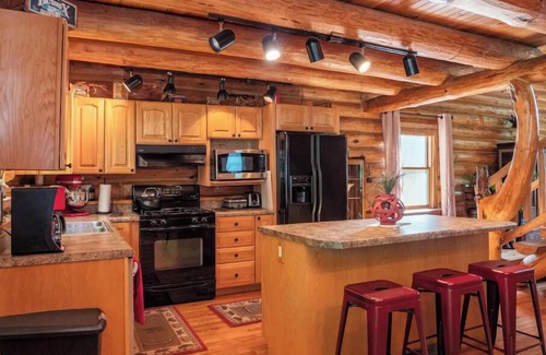 Fountain Cabin | Luxury log cabin w/access to Ford Lake! Sleep 14