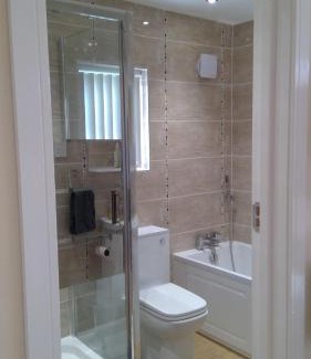 Ravensbury House | Luxury London Ensuite Double Room, Park free, Tram-Train!