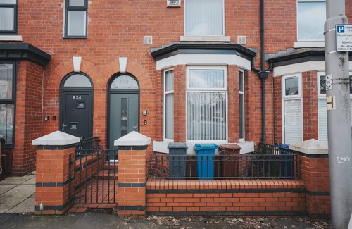 Openshaw House | Luxury Manchester 4-Bed Home Perfect for Contractors & Families w Free Parking