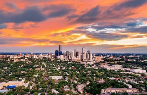 Clarksville House | Luxury Mansion Breathtaking Skyline & Pool