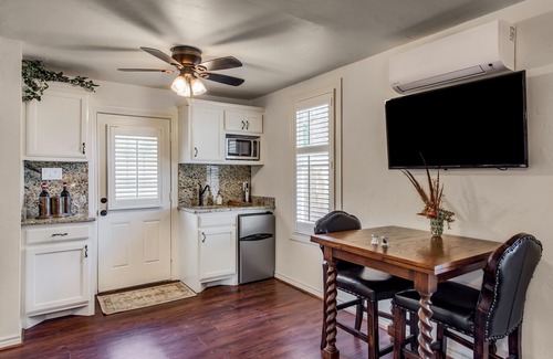 Fredericksburg Apartment | Luxury Marquee Suite- hot tub and outdoor fireplace,center of downtown!