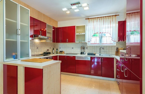 Vantacici Villa | Luxury Mediterranean Villa: 5BR, 5BA, Pool, BBQ - Perfect for Big Groups!
