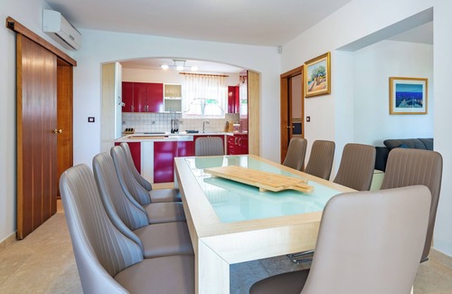 Vantacici Villa | Luxury Mediterranean Villa: 5BR, 5BA, Pool, BBQ - Perfect for Big Groups!