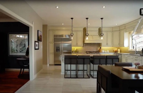 Grimsby House | Luxury Million $ Lakefront Estate House - Swimming Pool - Bed and Breakfast