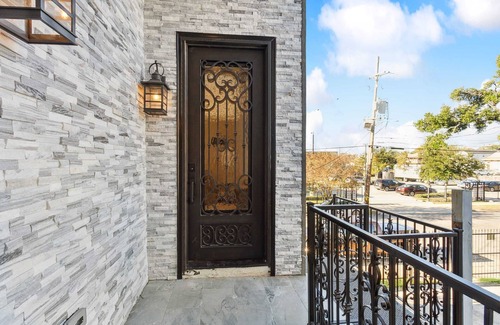Tulane - Gravier House | Luxury Mini Mansion: Near French Quarter