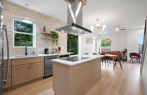 Nashville House | Luxury modern 3bd/3ba, sauna, EV charger, 15mi BNA 7mi Broadway 6mi Vandy