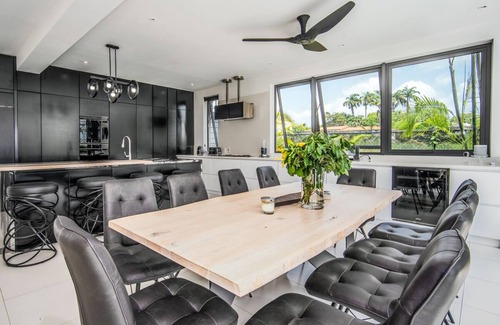 Weston Villa | Luxury Modern Beachfront Villa - Onyx