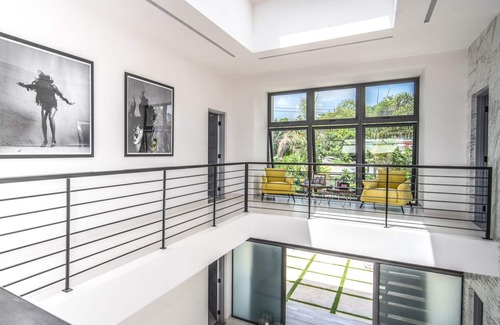 Weston Villa | Luxury Modern Beachfront Villa - Onyx