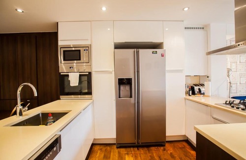 Hampton North Apartment | Luxury Modern Hampton Garden Flat with kitchen & parking
