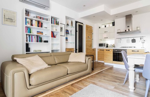 Chinatown Apartment | Luxury modern one bedroom with hot tub