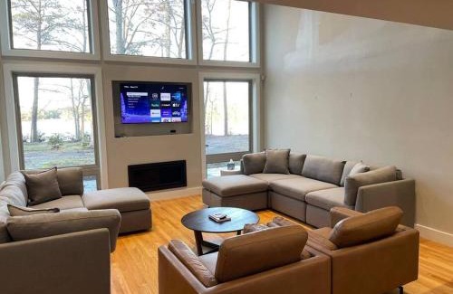 Mount Holly House | Luxury Modern Waterfront Retreat