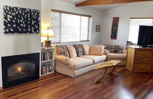 Livingston Apartment | Luxury Modern/Western 600 Sq Ft Studio - Apartment/Office