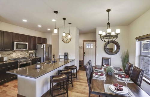 Rendezvous House | Luxury Mountain Villa 106 I Private Hot Tub I Great Views I Best Price I Discounted Attractions