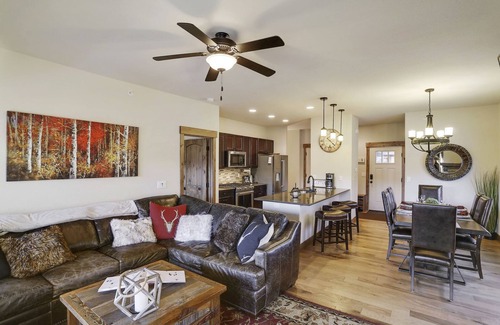 Rendezvous House | Luxury Mountain Villa 106 I Private Hot Tub I Great Views I Best Price I Discounted Attractions