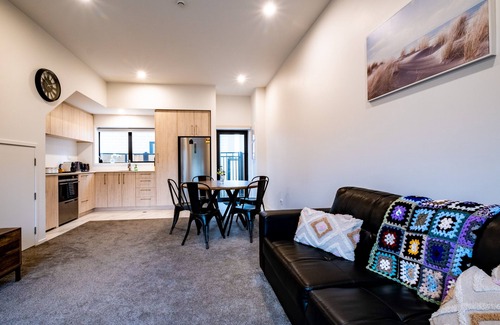 Addington Apartment | *Luxury New 3 Bedroom, 2 Bathroom APT in CBD/Hagley Park/Hospital. Sleep 6*