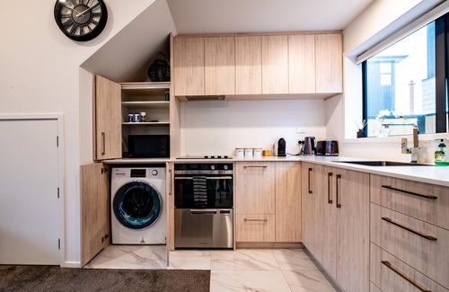Addington Apartment | *Luxury New 3 Bedroom, 2 Bathroom APT in CBD/Hagley Park/Hospital. Sleep 6*