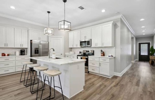 Gulf Park Estates House | Luxury New Tranquil Retreat-Walk to Waterfront