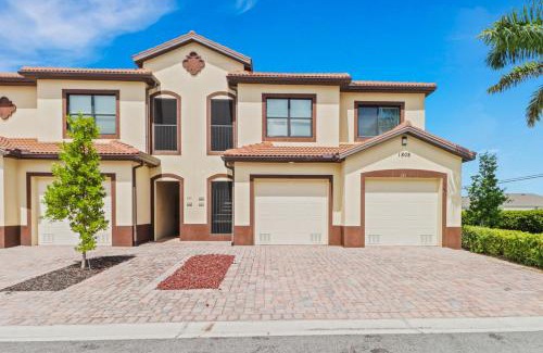 Pelican Apartment | Luxury Oasis - Fresh impovements, Pool & Patio
