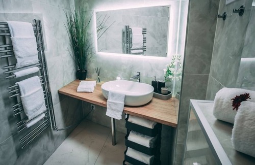 Brno-stred Apartment | ⭑ Luxury Oasis, Sauna, AC & Free Parking