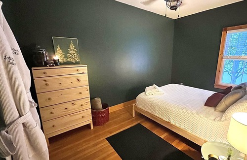 Irving Cabin | Luxury Oasis w/ hot tub, fire pit & beach access!