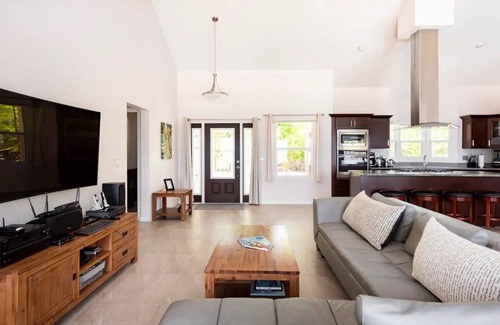Stake Bay House | Luxury Oceanfront Villa, 2 Primary Suites + 3rd bdrm, Pool