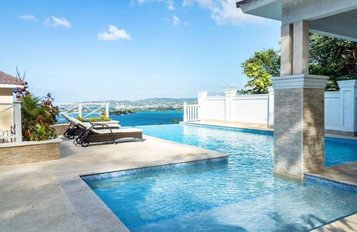 Reading House | Luxury Oceanview 4BR Villa w/Balcony, Pool & BBQ