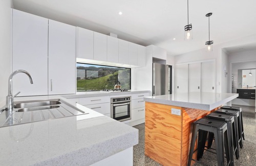 Te Mata House | Luxury off-grid rural retreat with harbour views - 24 acres all to yourself!
