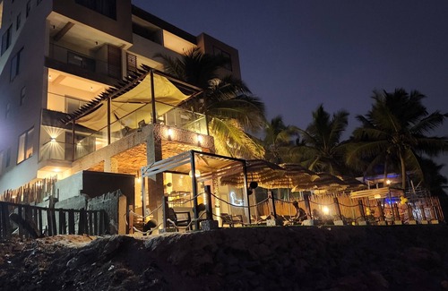 Accra Apartment | Luxury one bedroom Apt with sea facing balcony.