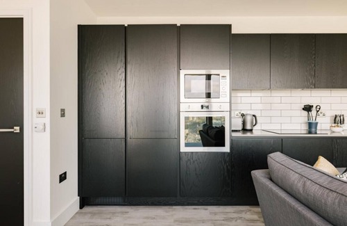 East Acton Apartment | Luxury One Bedroom Flat City skyview
