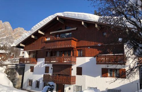 Cortina d'Ampezzo Historic Centre Apartment | Luxury Panoramic 3BR Apt 2min to Centre 5min to Lifts