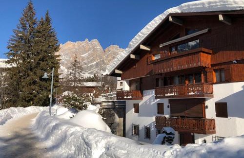 Cortina d'Ampezzo Historic Centre Apartment | Luxury Panoramic 3BR Apt 2min to Centre 5min to Lifts
