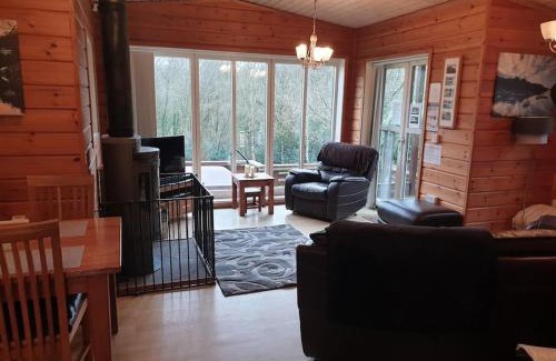Rudyard Ski Chalet | Luxury Peak District lodge, hot tub, log burner, nr lake