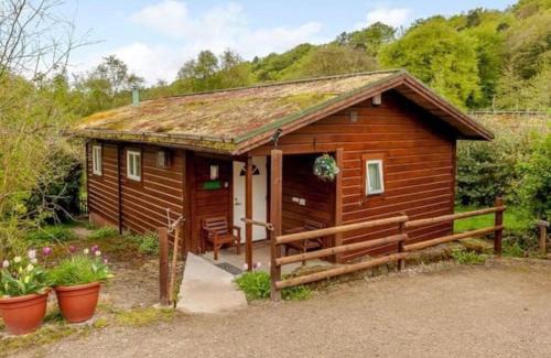 Rudyard Ski Chalet | Luxury Peak District lodge, hot tub, log burner, nr lake
