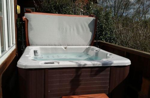Rudyard Ski Chalet | Luxury Peak District lodge, hot tub, log burner, nr lake